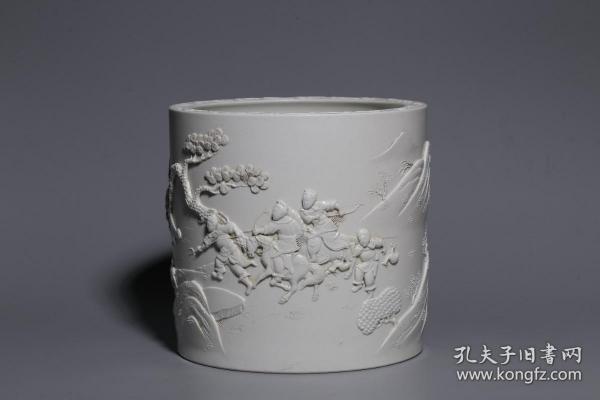 “王炳荣”款白釉雕瓷浮雕猎鹿图笔筒