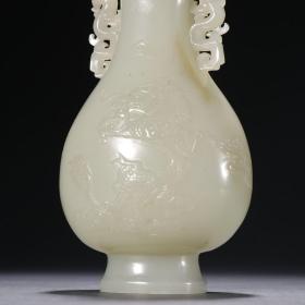 清代 和田玉籽料龙纹双耳盖瓶。