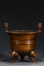 清:象鼻三足铜香炉。