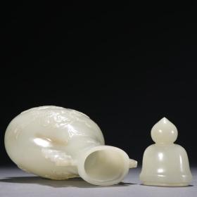 清代 和田玉籽料龙纹双耳盖瓶。