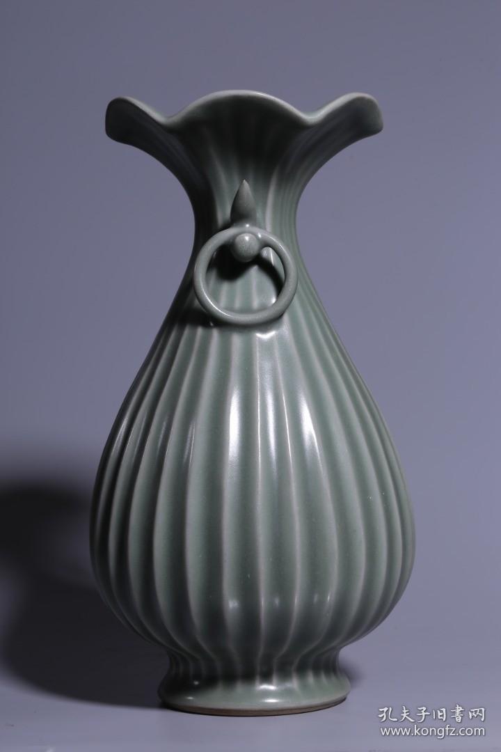 宋代，龙泉瓜棱瓶