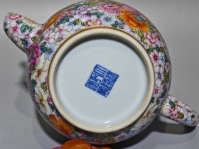 大清乾隆年制,珐琅彩龙穿万花描金壶,