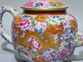 大清乾隆年制,珐琅彩龙穿万花描金壶,