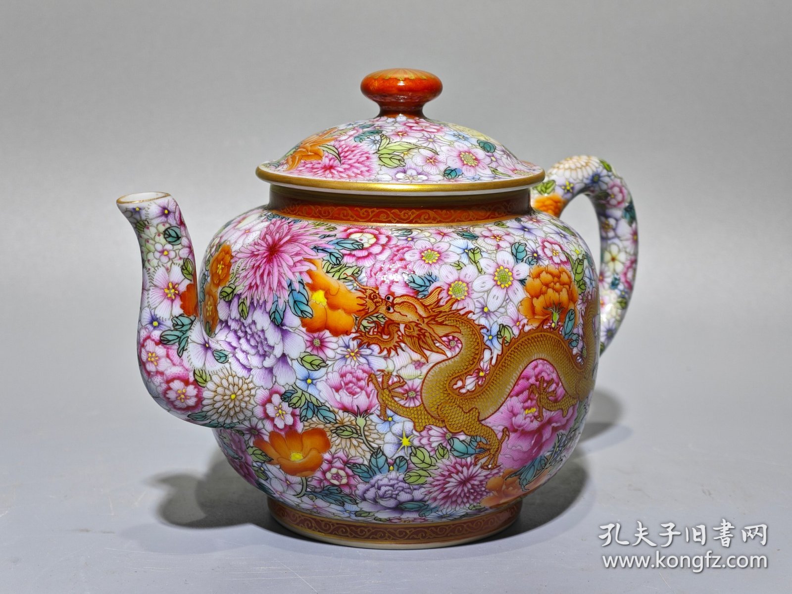 大清乾隆年制，珐琅彩龙穿万花描金壶，