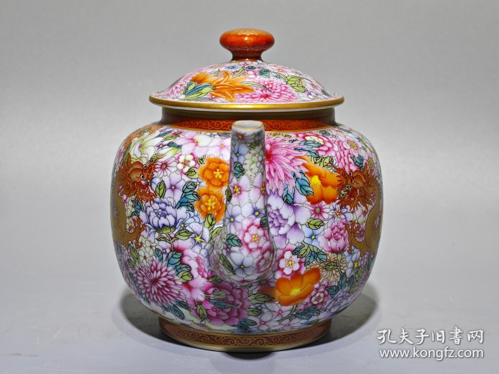 大清乾隆年制，珐琅彩龙穿万花描金壶，