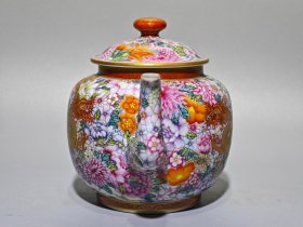 大清乾隆年制,珐琅彩龙穿万花描金壶,