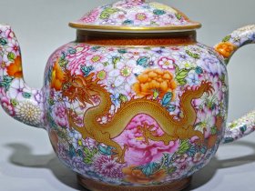 大清乾隆年制,珐琅彩龙穿万花描金壶,