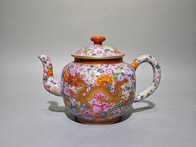 大清乾隆年制,珐琅彩龙穿万花描金壶,