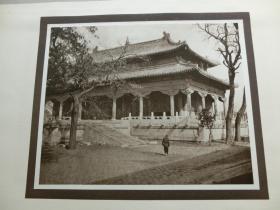 【百元包邮】北京美观《北京黄寺》1920年代 唐纳德.曼尼（Donald Mennie）摄影作品   凹版印刷老照片  所附卡纸纸张尺寸约38×27.2厘米