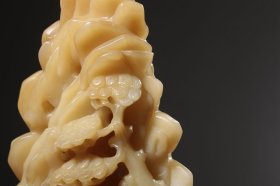 清 和田白玉糖料雕松枝纹山子摆件