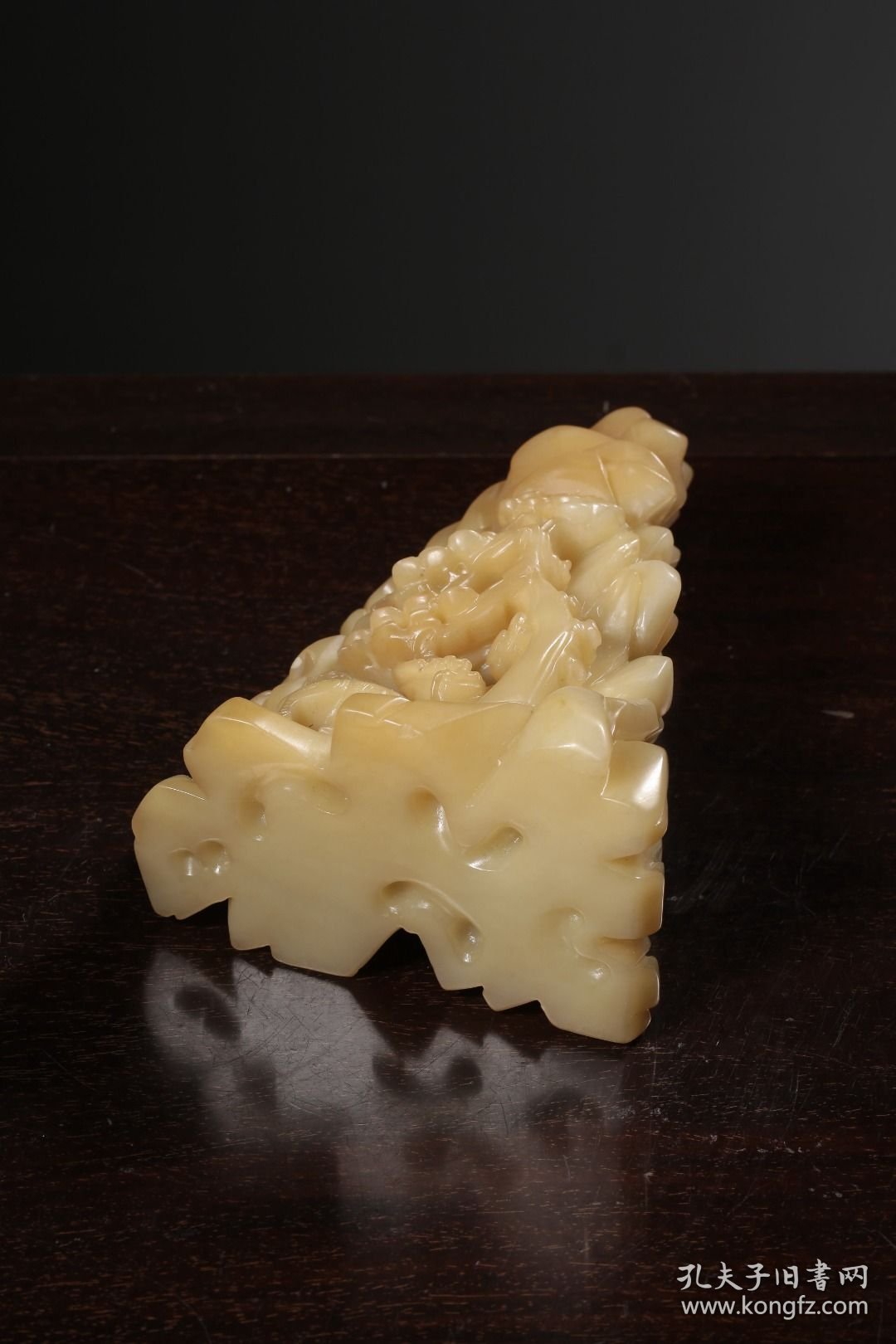 清 和田白玉糖料雕松枝纹山子摆件