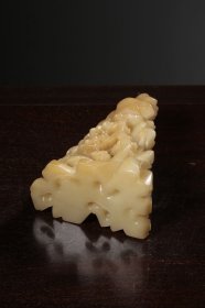 清 和田白玉糖料雕松枝纹山子摆件