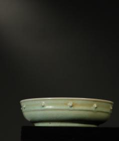 回流：汝窑鼓钉纹文房笔洗。 尺寸：直径19.8厘米、高5.2厘米。