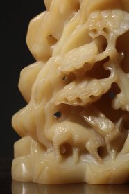 清 和田白玉糖料雕松枝纹山子摆件