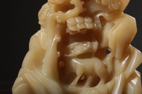 清 和田白玉糖料雕松枝纹山子摆件