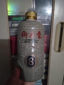 御思香御8酒，无盖，景德镇陶瓷，印有龙纹图案