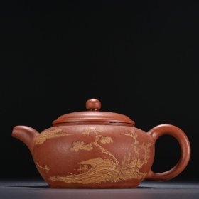 清代 紫砂泥绘山水图茶壶。