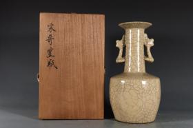 旧藏南宋 哥窑米黄釉凤耳瓶。