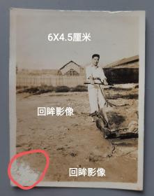 1947年上海卢家湾球场上男子在操弄某种机器