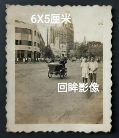 解放初期上海南京路的有轨电车轨道及转角的邮政局