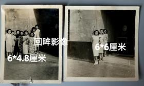 民国四明银行大门前旗袍女子照片2枚合售