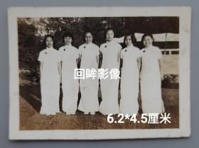 1937年在上海中西女校举行的五女校联合音乐会留影，有背题