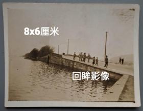 民国杭州西湖小桥上的行人老照片
