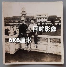 1952年上海龙华公园的宝塔和石廊