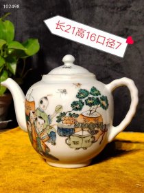 170_偶得【景德镇瓷】彩绘人物茶壶一把，人物图案清晰，保存完整无磕碰，品像如图！
