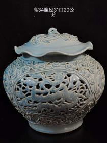 旧藏 元代天青釉镂空瓷器盖罐，随型青龙火焰祥云浮雕花朵，工艺精湛，器型漂亮，品相完整