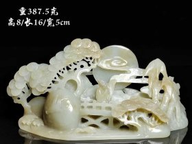 镂空雕和田玉松下赏月摆件，雕工精美，玉质细腻油润。