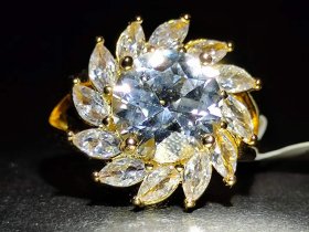 镶嵌钻石戒指。