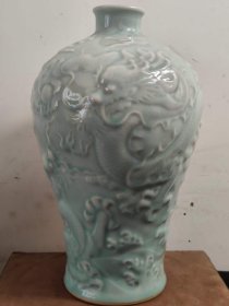 天青釉浮雕龙纹梅瓶高32.5cm