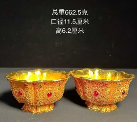 乾隆年制款，铜鎏金镶嵌宝石碗一对。