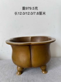 宝图珍玩图书款，象腿足梅花口铜香炉一只。
