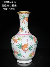 大清咸丰年制款，手绘粉彩鱼藻纹赏瓶一只。