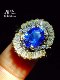 镶嵌蓝宝石戒指。