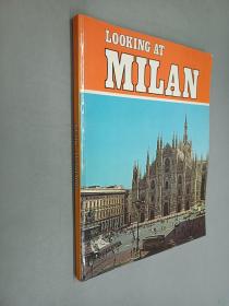 英文书  LOOkING  AT  MILAN 看米兰  16开   125页