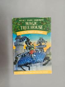 英文书；The Knight at Dawn#2 (Magic Tree House )  平装 32开 共66页