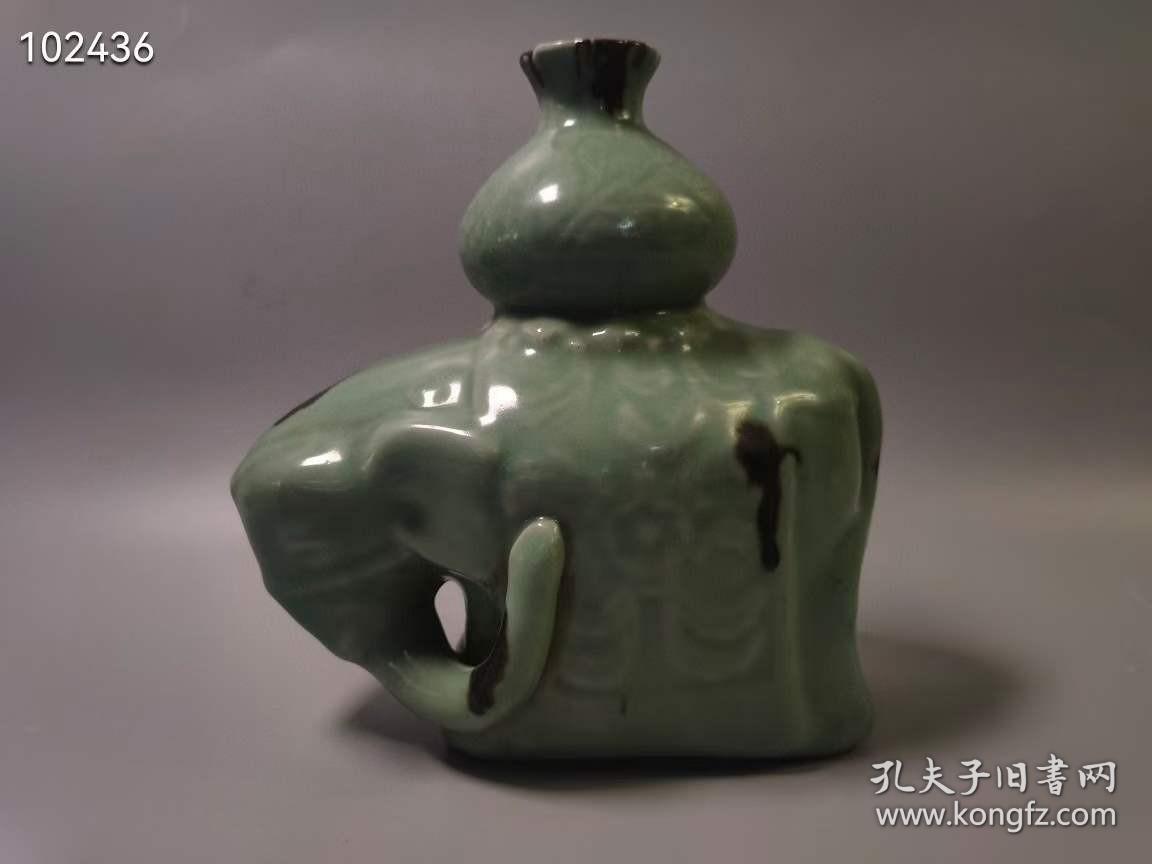龙泉窑象尊摆件一对
