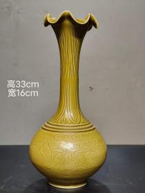 美品·精工细作满工耀州窑黄釉暗饰满工刻瓷莲花纹瓣口赏瓶。