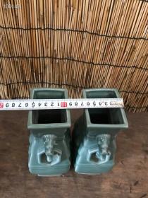 龙泉窑带挂耳 方口瓶一对
做工精细漂亮 全品无磕碰