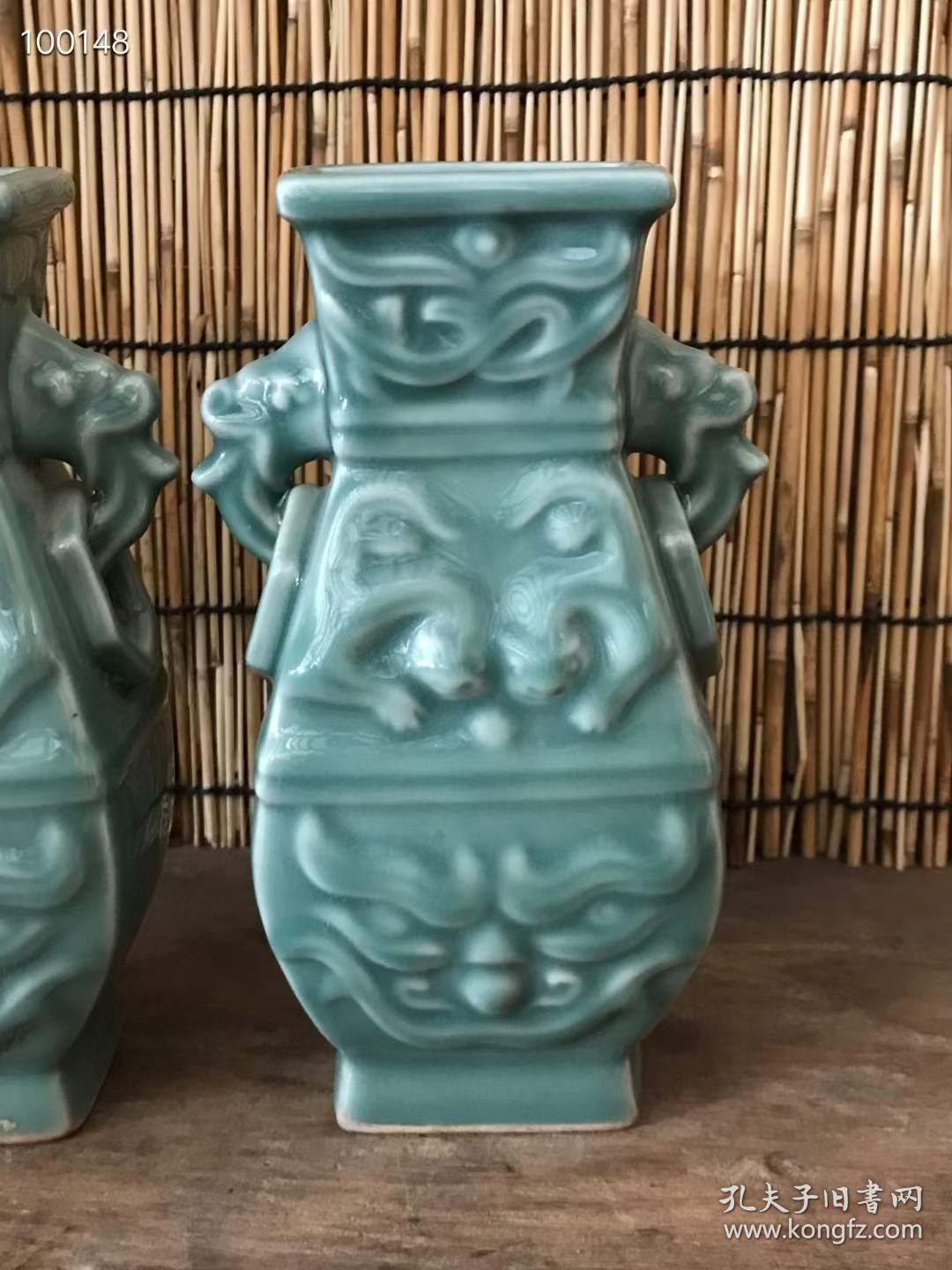 龙泉窑带挂耳 方口瓶一对
做工精细漂亮 全品无磕碰