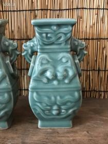 龙泉窑带挂耳 方口瓶一对
做工精细漂亮 全品无磕碰