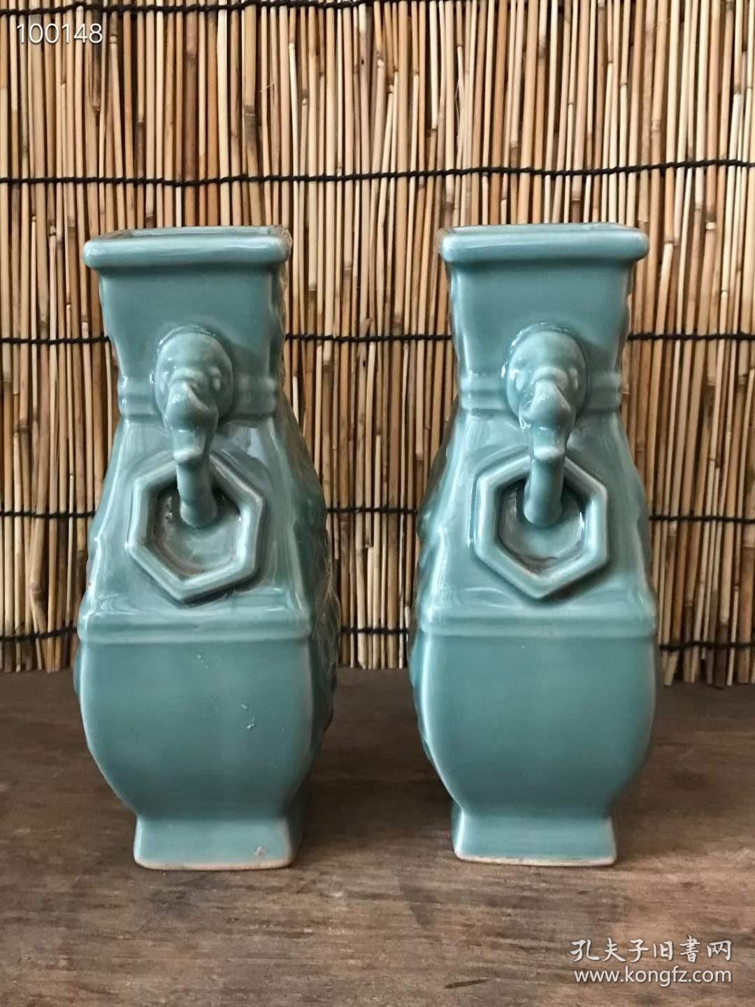 龙泉窑带挂耳 方口瓶一对
做工精细漂亮 全品无磕碰