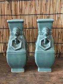 龙泉窑带挂耳 方口瓶一对
做工精细漂亮 全品无磕碰