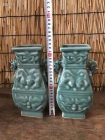 龙泉窑带挂耳 方口瓶一对
做工精细漂亮 全品无磕碰