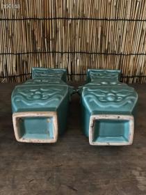 龙泉窑带挂耳 方口瓶一对
做工精细漂亮 全品无磕碰