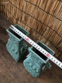 龙泉窑带挂耳 方口瓶一对
做工精细漂亮 全品无磕碰