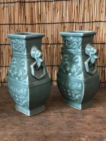 龙泉窑带挂耳 方口瓶一对
做工精细漂亮 全品无磕碰